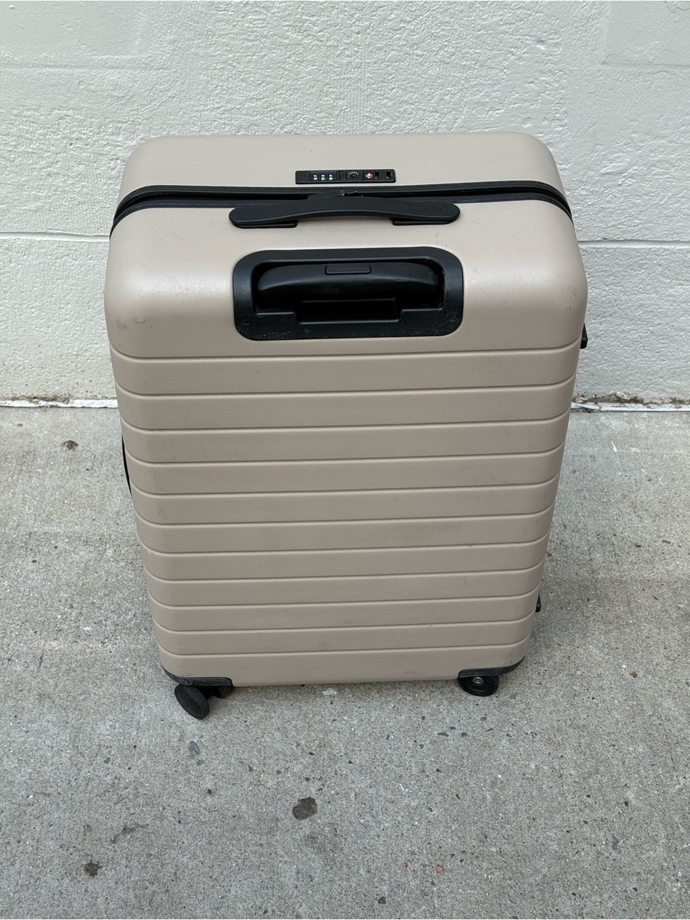 Away Bigger Carry-On Spinner Hardshell Suitcase - Picture 4 of 7